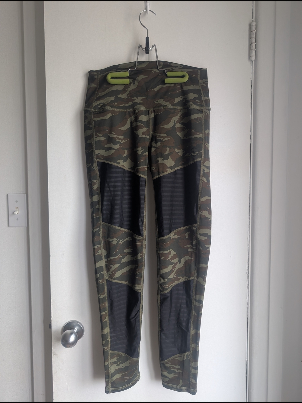 Virus Camouflage Green Active Leggings